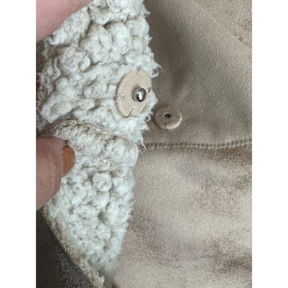 Dylan beige faux leather Sherpa lined cross front vest size Large - Picture 6 of 11